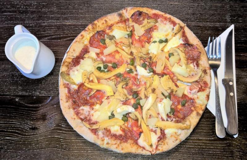 Pizza razowa salami boczniak ananas kapary ser kozi